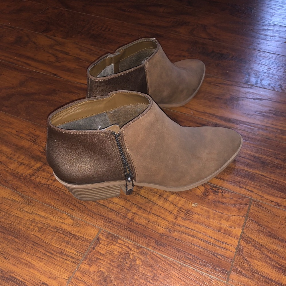 Vera Wang Brown Suede/Copper Booties
